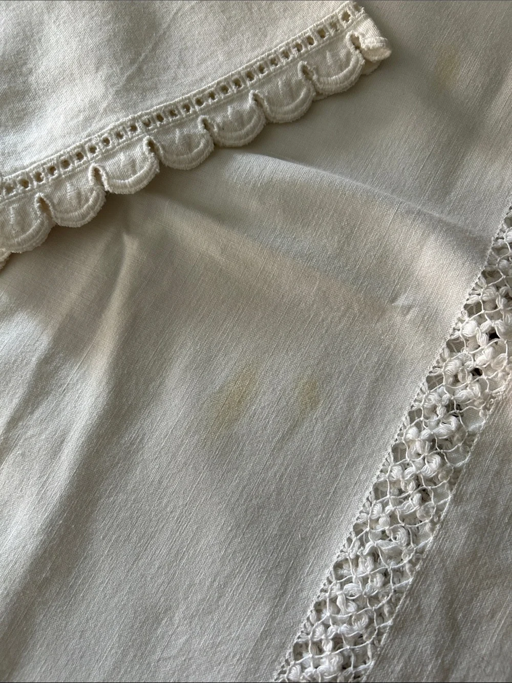 Classic White Lace-Trim Linen Tablecloth and Set of napkins/2